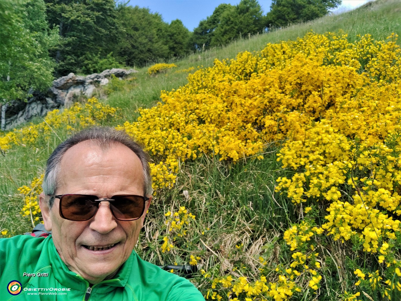 41 Selfie con splendida ginestra.jpg